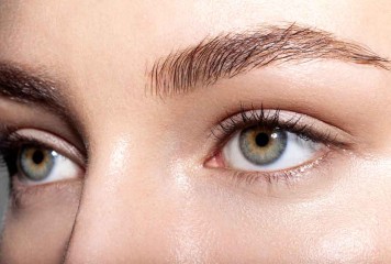 Levantamiento de cejas